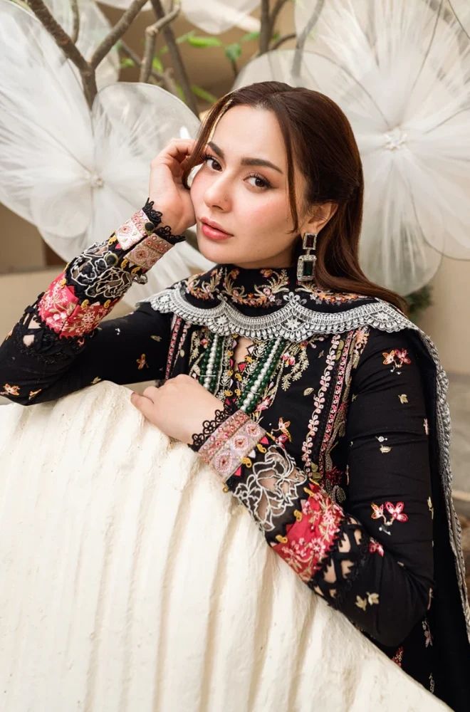 3 Piece Embroidered Lawn Suit - SKU:(LDS032)
