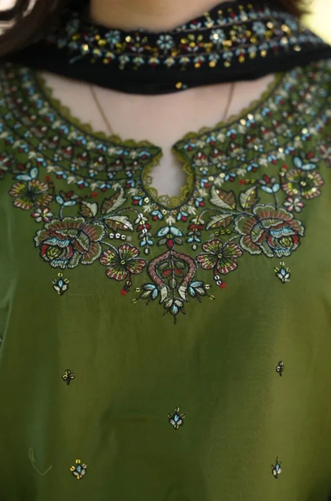 Summer 3 Piece Lawn Embroidered Suit SKU:(LDS004)